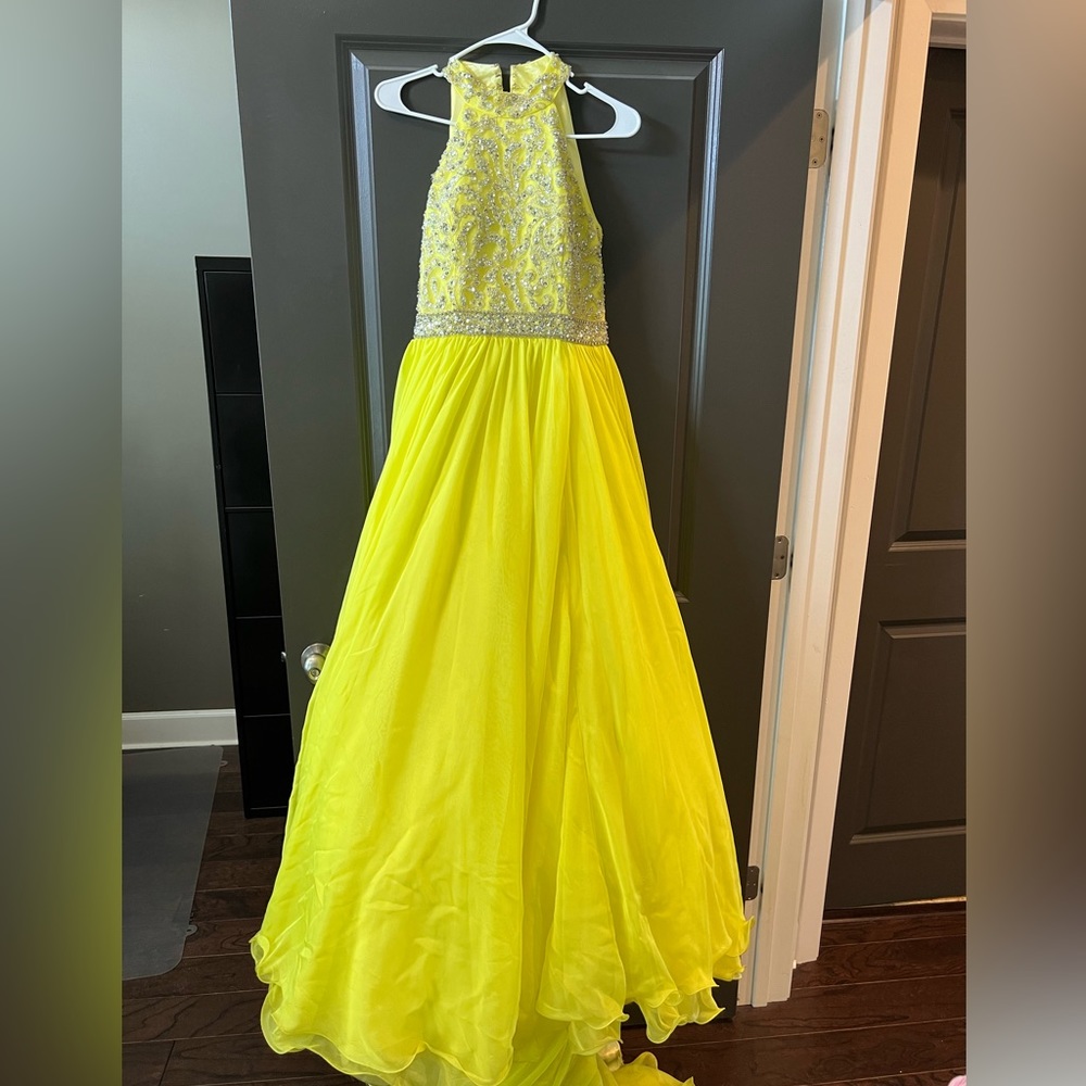 Stunning yellow pageant dress in girls size 14/16.